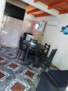 - une salle à manger avec une table et des chaises dans l'établissement Cabañas Ezequiel, à Villa Carlos Paz