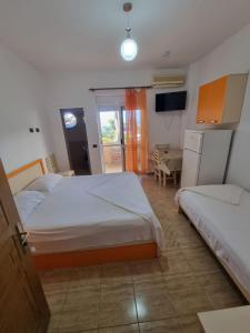 繩金塔的住宿－Vila Beni，酒店客房带两张床和厨房