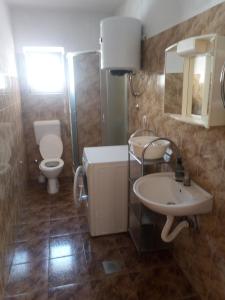 比奥格勒·纳·莫鲁Apartman M&M的浴室里有洗手池、马桶和镜子。 更多14张照片