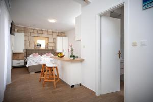 Кухня или мини-кухня в Villa Rajski Dvor
