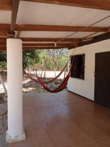 - un hamac suspendu au plafond dans l'établissement Casa de campo en la playa, à La Cruz