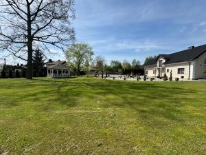 een grote tuin met een huis en een boom bij Domilo in Mżyki