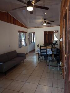 - un salon avec un canapé et une table dans l'établissement Casa de campo en la playa, à La Cruz