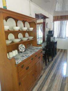 Il dispose d'une cuisine avec une armoire en bois et des plaques de cuisson. dans l'établissement Casa de campo en la playa, à La Cruz