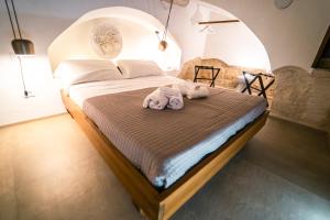 A bed or beds in a room at Palazzo Fiscaiolo