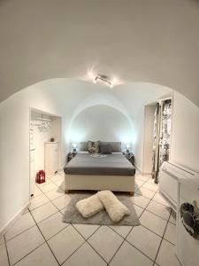 ein Schlafzimmer mit einem Bett in einem weißen Zimmer in der Unterkunft casa Alkamà in Castellammare di Stabia