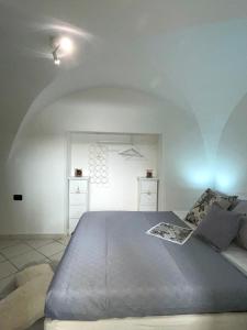 ein Schlafzimmer mit einem großen Bett in einem Zimmer in der Unterkunft casa Alkamà in Castellammare di Stabia
