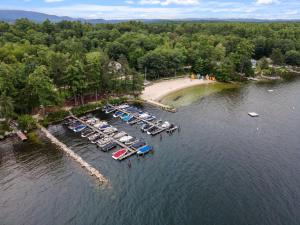 eine Luftansicht eines Docks mit Booten im Wasser in der Unterkunft 3BR Lakeside Oasis: Boat Dock + HOT TUB + Beach! in Center Harbor