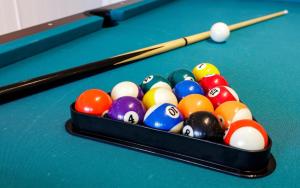 a set of pool balls and cuesticks on a pool table at Selvbetjent leilighetshotell på Ålgård in Ålgård