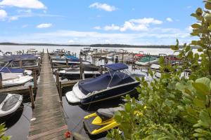 Ein paar Boote sind an einem Dock angedockt. in der Unterkunft 3BR Lakeside Oasis: Boat Dock + HOT TUB + Beach! in Center Harbor