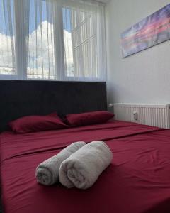 ein Handtuch auf einem Bett in einem Schlafzimmer in der Unterkunft CozyApartment in Pristina