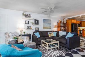 ein Wohnzimmer mit einem Sofa und einem Tisch in der Unterkunft Kingston Arms 1st Fl Cottage in Sarasota
