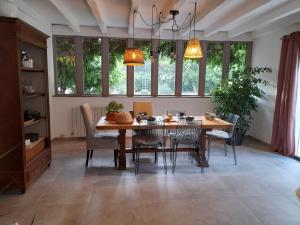 Lacquy的住宿－Les jardins de Lamourelle，一间带木桌和椅子的用餐室