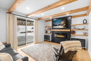 uma sala de estar com lareira e televisão em Belaview by All Seasons Resort Lodging em Keetley