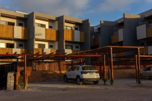 Hospedagem Triplex Vista Beira Mar 7 Estrelas Patacho في بورتو دي بيدراس: سيارة صغيرة متوقفة أمام مبنى