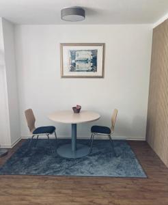 a table and two chairs in a room at FREE Apartment - Bei der Stadtmauer in Reutlingen