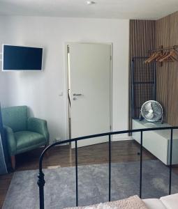 een woonkamer met een glazen tafel en een stoel bij FREE Apartment - Bei der Stadtmauer in Reutlingen
