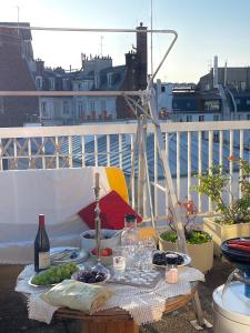 una mesa con comida y vino en el balcón en Big apartment with terrace & central location, en París