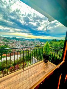 a balcony with a potted plant on a wooden deck at Lar Loudge Montanhes in Campos do Jordão