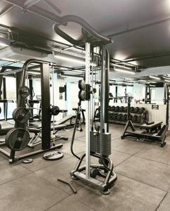 un gimnasio con un montón de equipamiento en una habitación en 2BR apartment with Spa & Gym en Gibraltar