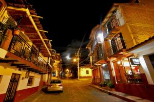Hotel Real de la Sierra في مازاميتلا: سيارة متوقفة في شارع في الليل