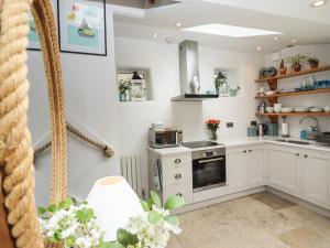 Kuchyň nebo kuchyňský kout v ubytování The Cottage + 34 fotografií