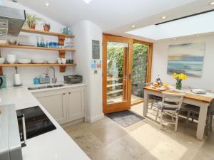 Kuchyň nebo kuchyňský kout v ubytování The Cottage