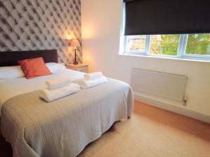 En eller flere senge i et værelse på Rider Gardens Holiday House