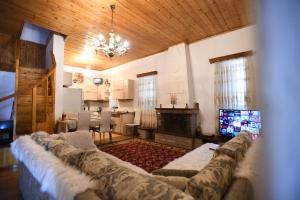 Ένα ή περισσότερα κρεβάτια σε δωμάτιο στο Villa Droboniku