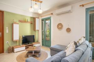 TV a/nebo společenská místnost v ubytování The Square Suites 1st floor apartment