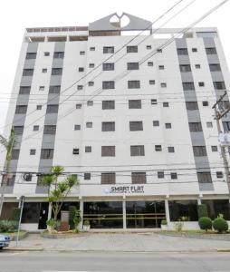 a large white building with a sign for a hotel at LEON MARIA HOSPEDAGENS - Smart Flat Hotel e Residence in Mogi das Cruzes