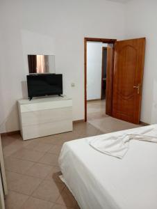 Ένα ή περισσότερα κρεβάτια σε δωμάτιο στο Saranda 55 +15 φωτογραφίες