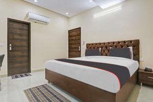 سرير أو أسرّة في غرفة في OYO Flagship Hotel Mannat Bhera Enclave