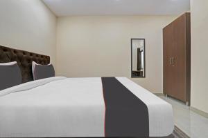 OYO Flagship Hotel Mannat Bhera Enclave 객실 침대