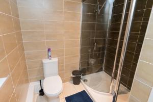 a bathroom with a toilet and a shower at Birmingham City Apartment - Spacious & Fully Serviced with Secure Parking in Birmingham