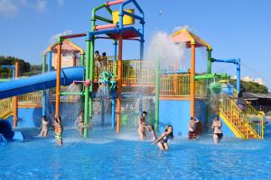 Swimmingpoolen hos eller tæt på FABULOUS HOLIDAY HOUSE + 23 billeder