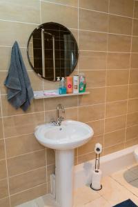 a bathroom with a sink and a mirror at Birmingham City Apartment - Spacious & Fully Serviced with Secure Parking in Birmingham