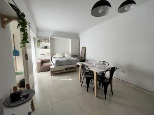 a room with a table and chairs and a bedroom at Destino Guemes Hola Sur in Mar del Plata