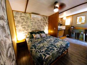 - une chambre avec un lit dans l'établissement MOOREA - Tropical Nest, à Hauru