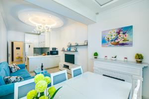 Kuchyň nebo kuchyňský kout v ubytování Park azure sweet apartment by Baku Housing