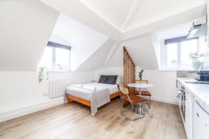 a bedroom with a bed and a table at Arte Stays Serviced Apartments Premium Studios, Finsbury Park in London