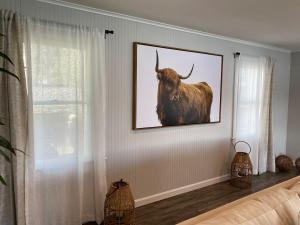um quarto com uma fotografia de um touro na parede em Lake Attitash Waterfront w/ private dock em Amesbury