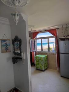 een woonkamer met uitzicht op de oceaan bij Apartment Corniche Ksar Sgher in Ksar es Sghir