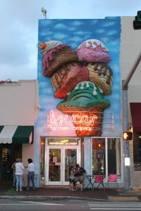 um sinal na lateral de um edifício com donuts em Quiet Studio Near Calle Ocho in Miami em Miami