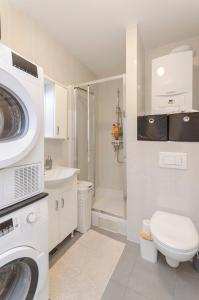 La salle de bains est pourvue d'un lave-linge et de toilettes. dans l'établissement Apartment L&I, à Šibenik