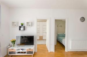 un salon avec une télévision et une chambre dans l'établissement Apartment L&I, à Šibenik