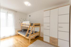 - une chambre avec des lits superposés et un placard dans l'établissement Apartment L&I, à Šibenik