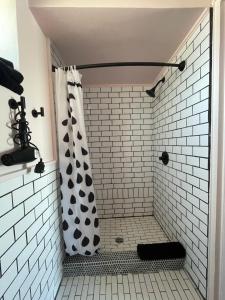 Rainbow Motel في غريلي: حمام به دش وبه بلاط اسود وابيض +107 صور