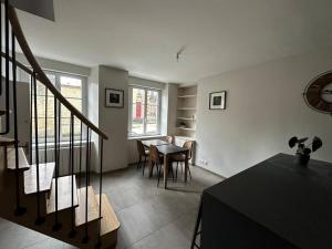 een woonkamer met een tafel en een eetkamer bij Maison centre historique in Bayeux