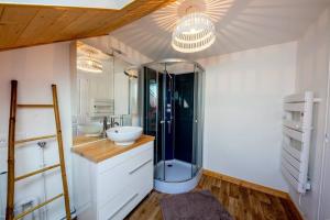 モルレーにあるl'Escapadeのバスルーム(洗面台2台、ガラス張りのシャワー付)